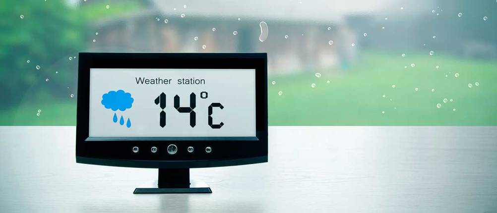 Digitale Wetterstation auf Tisch
