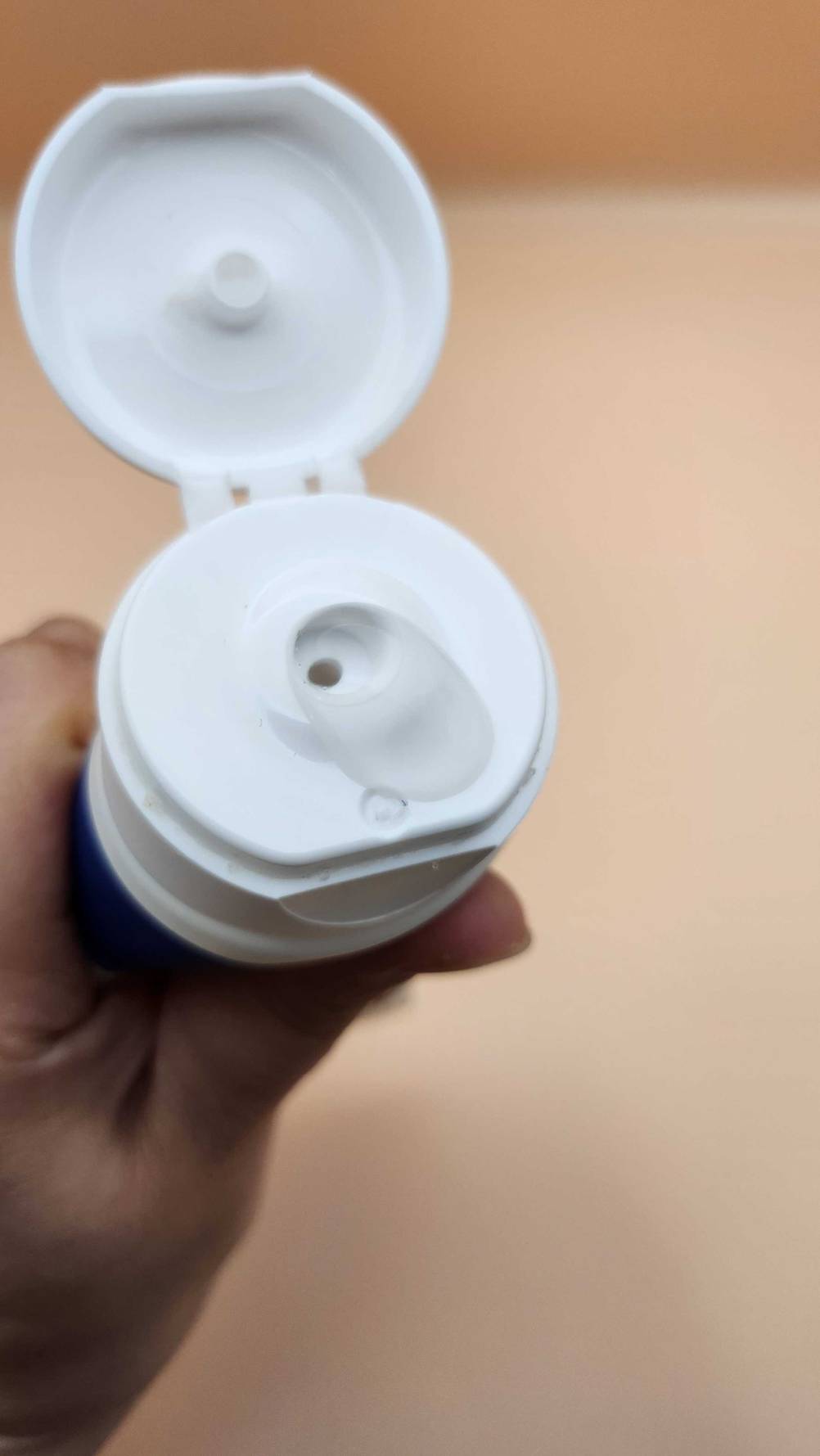 Desinfektionsgel im Test: Nahaufnahme des Verschlusses mit geöffnetem Deckel.