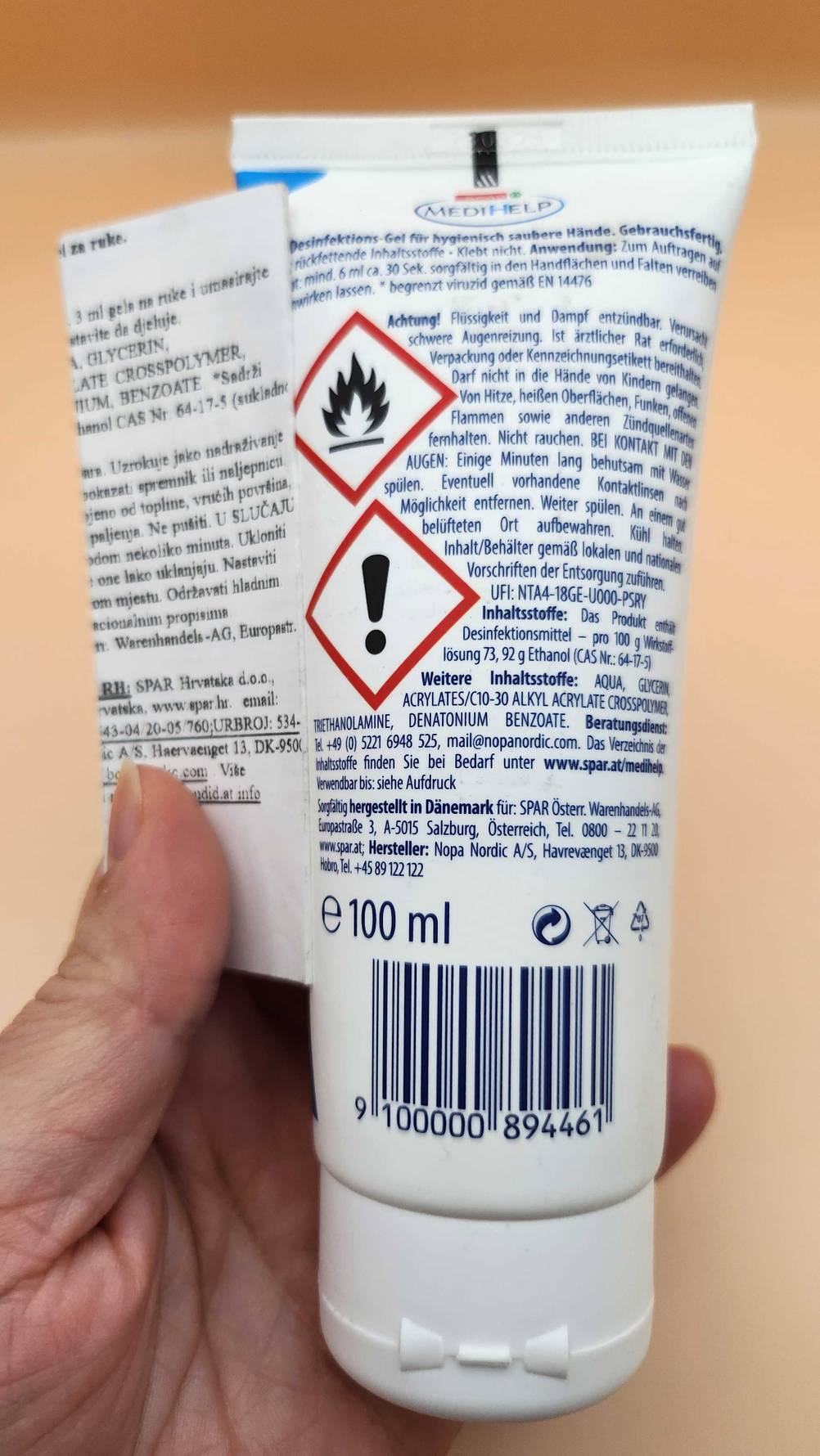 Rückseite des Desinfektionsgels im Test von einer Hand gehalten.
