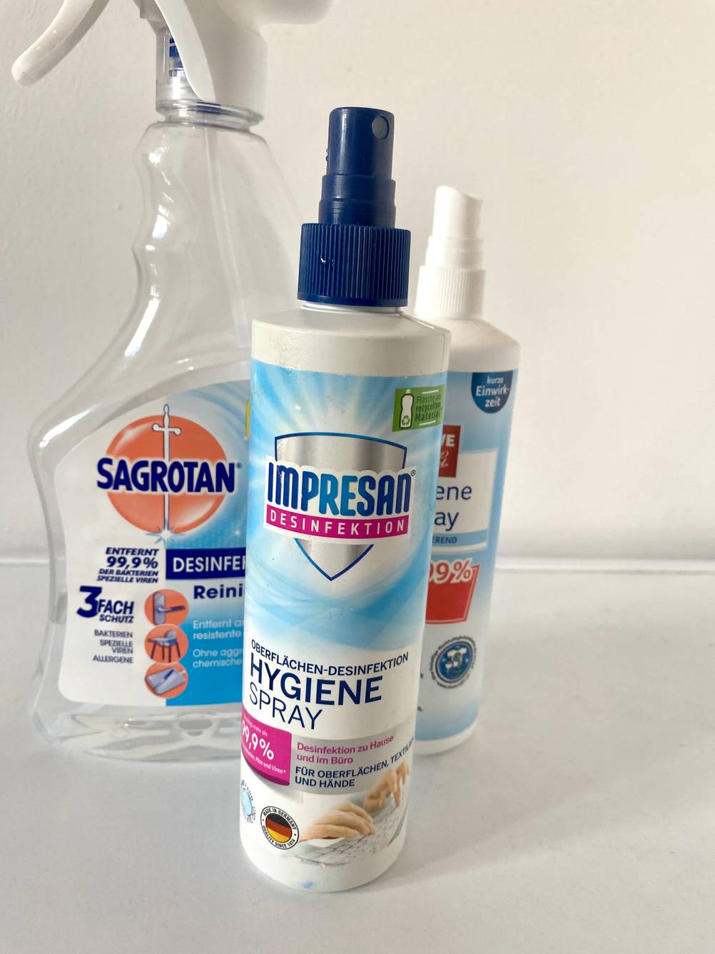 Drei verschiedene Desinfektionssprays 