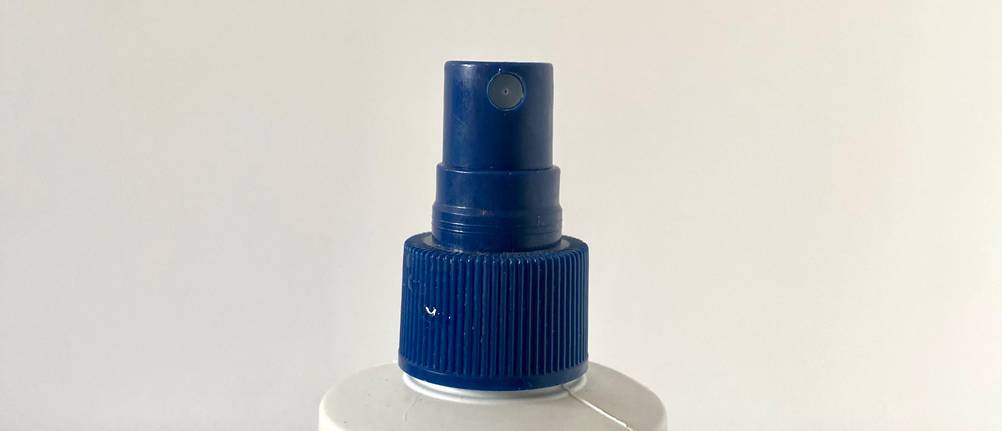 Ein blauer Desinfektionsspray-Kopf