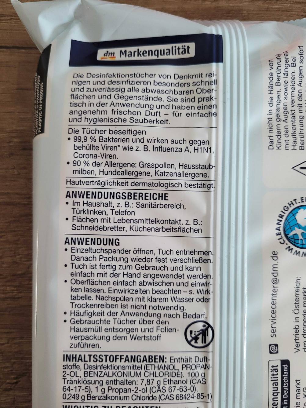 Im Test: Nahaufnahme der Rückseite einer Packung Desinfektionstüchers mit Informationen.