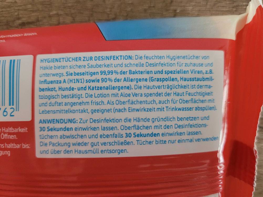 Nahaufnahme der Rückseite einer Packung Desinfektionstücher mit Informationen.