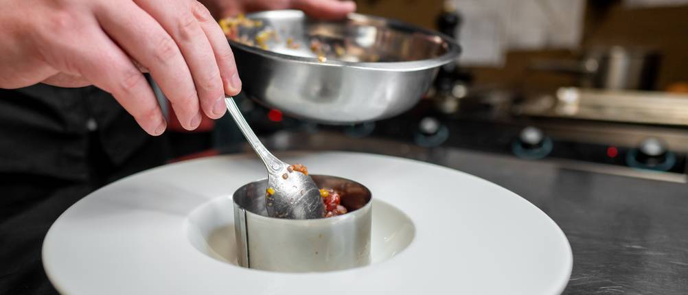 Dessertring getestet: Koch füllt Dessertring mit Löffel