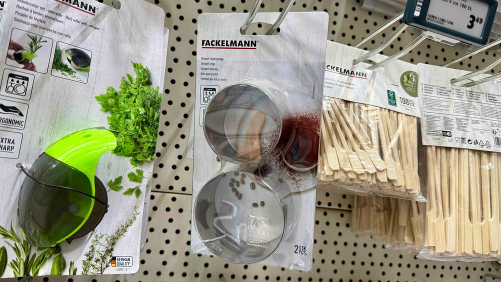 Die Dessertringe im Test hängen in einem Verkaufsregal.