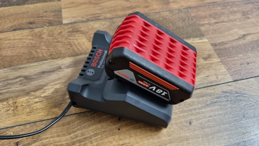 Akku liegt in der Ladeschale auf dem Boden