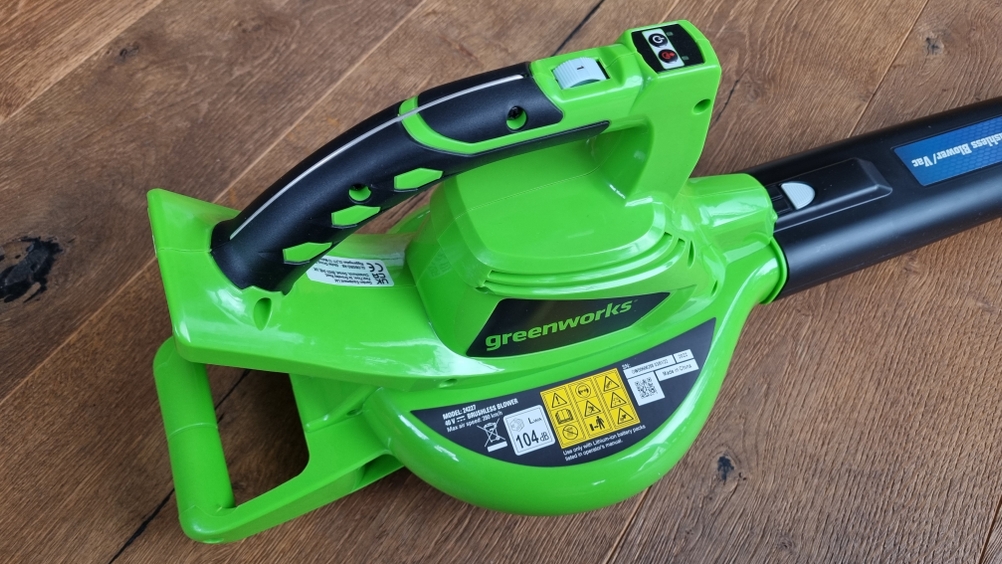 Ein Greenworks Akku-Laubsauger im Test mit Griff und Einstellungen.