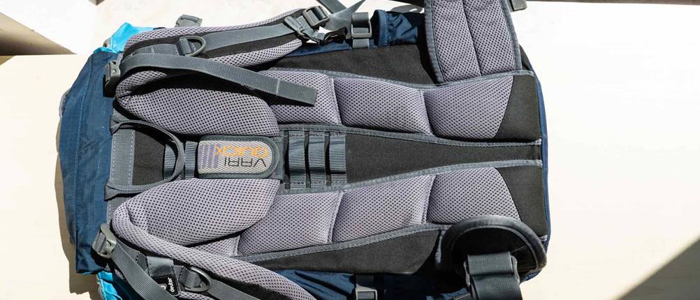 Backpacking-Rucksack-Test: Backpacking-Rucksack mit der gepolterten Rückseite nach oben vor einem Fenster liegend