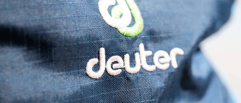 Backpacking-Rucksack-Test: Nahaufnahme Logo auf Deuter-Backpacking-Rucksack