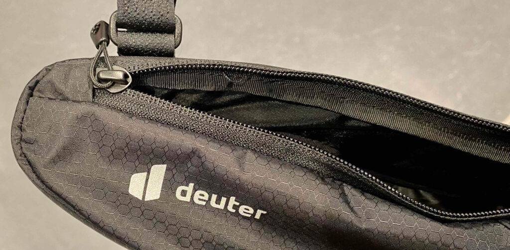 Nahaufnahme des Reißverschlusses von einer Deuter Fahrrad-Rahmentasche im Test.