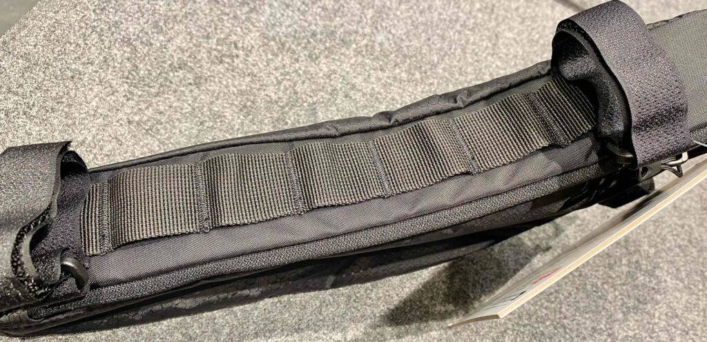 Detailansicht der Fahrradrahmen-Befestigungsgurte einer schwarzen getesteten Fahrrad-Rahmentasche.