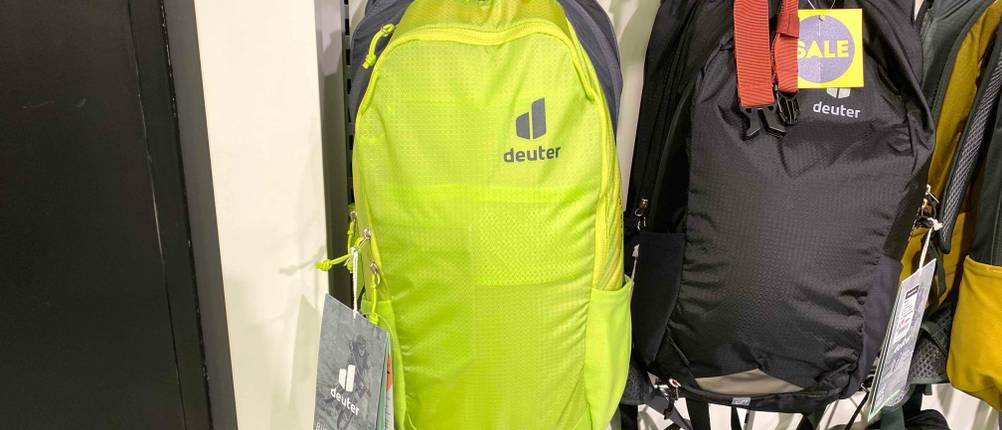 MTB-Rucksack-Test: Ein MTB-Rucksack von vorne in einem Regal neben anderen Produkten hängend.