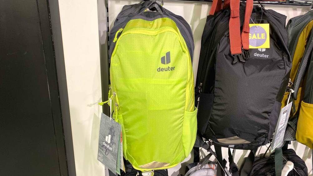 MTB-Rucksack-Test: Ein MTB-Rucksack von vorne in einem Regal neben anderen Produkten hängend.