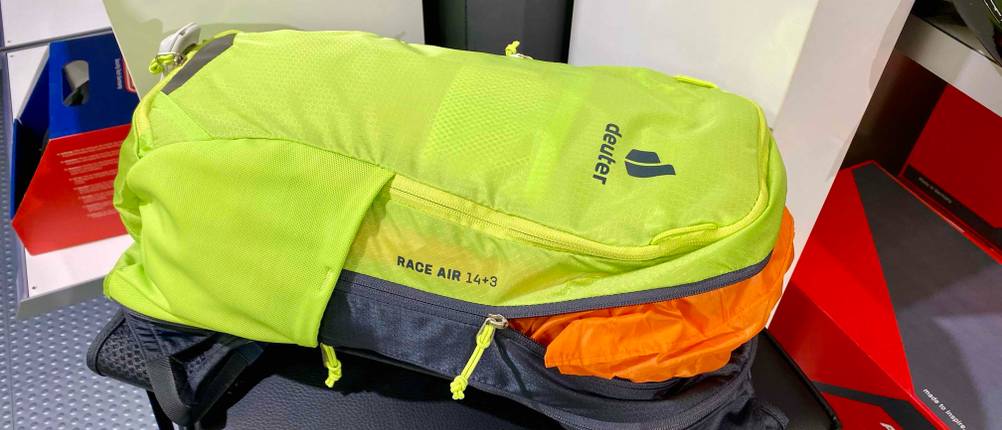 MTB-Rucksack getestet: Ein leicht geöffneter, gelber MTB-Rucksack auf dem Rücken liegend auf einem Hocker.