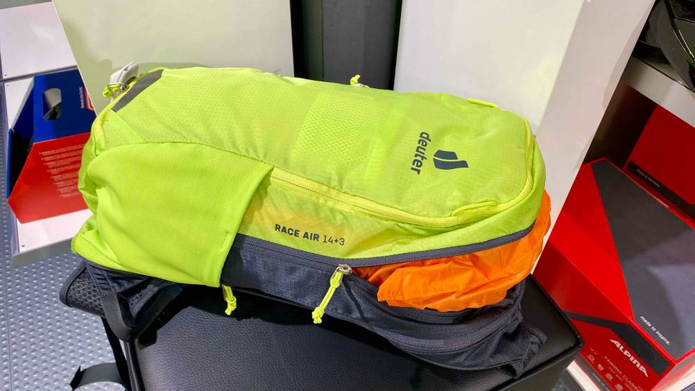 MTB-Rucksack getestet: Ein leicht geöffneter, gelber MTB-Rucksack auf dem Rücken liegend auf einem Hocker.