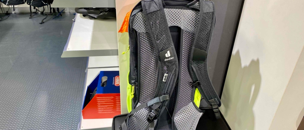 Die Rückseite eines getesteten MTB-Rucksack mit Polsterung und Gurten in einem Laden.