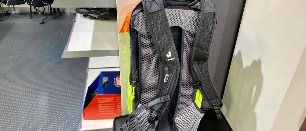 Die Rückseite eines getesteten MTB-Rucksack mit Polsterung und Gurten in einem Laden.