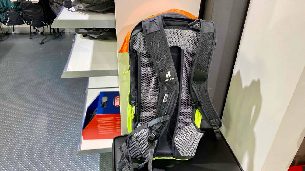 Die Rückseite eines getesteten MTB-Rucksack mit Polsterung und Gurten in einem Laden.