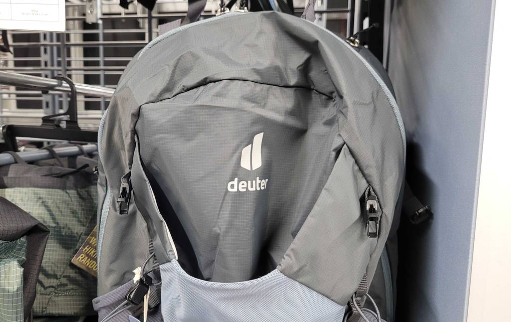 Auf der oberen Seite eines Rucksacks mit 25 Liter im Test steht der Markenname.