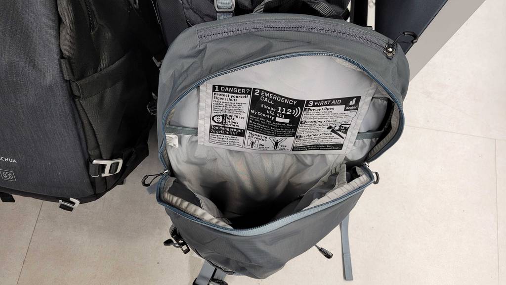 Blick von oben auf einen getesteten geöffneten Rucksack mit 25 Liter mit Notfalltext innen.