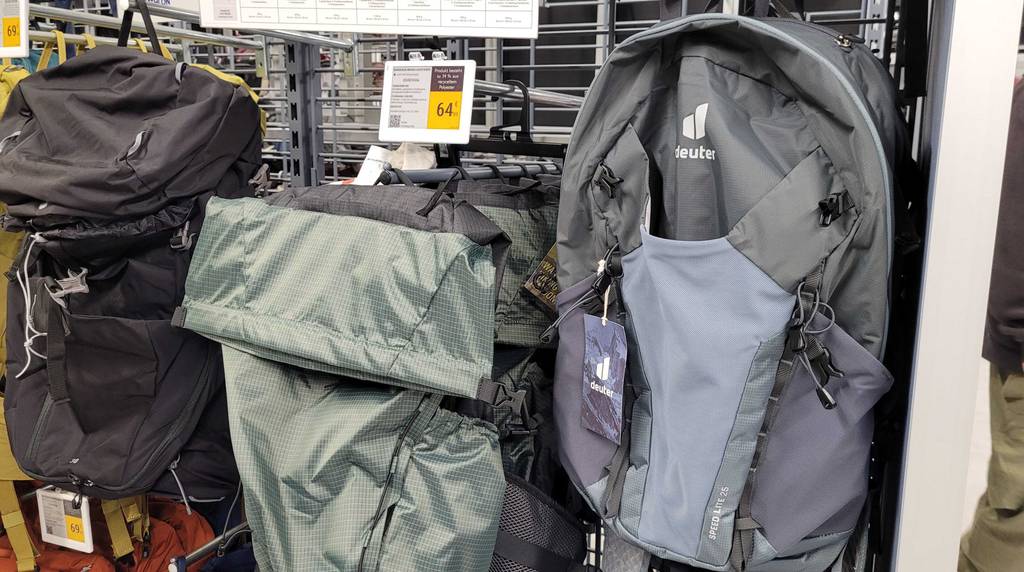 Ein Rucksack mit 25 Liter hängt zum testen neben einem weiteren Rucksack.