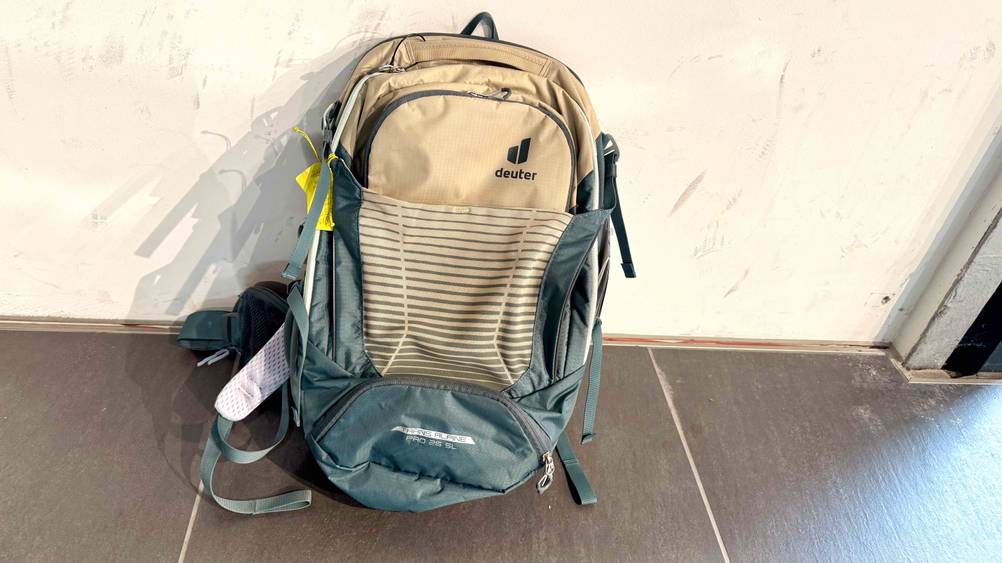 Auf dem Boden vor einer hellen Wand steht der Deuter-Rucksack im Test.