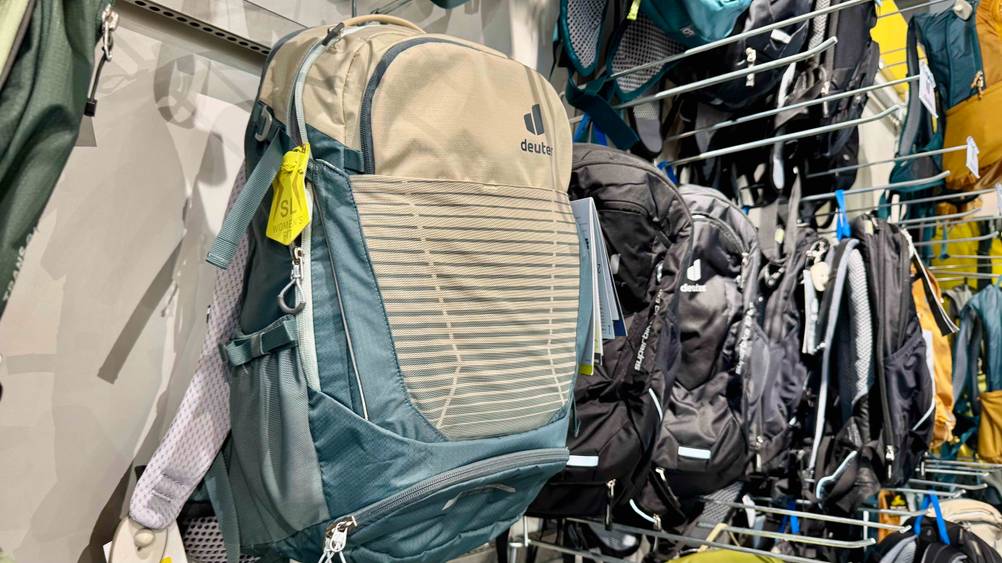 Seitenansicht eines getesteten Deuter-Rucksacks im Verkaufsregal hängend.