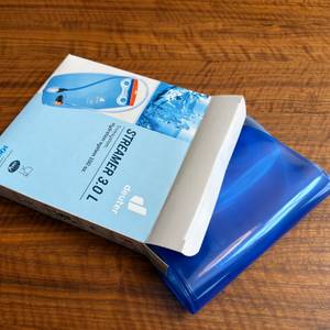 Die Deuter Streamer 3.0 l wurde halb aus dem Karton gezogen