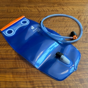 Der Beutel liegt neben dem Schlauch der Deuter Streamer 3.0 l
