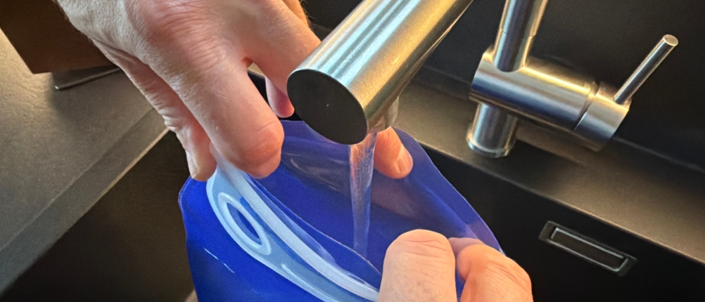 Der Beutel der Deuter Streamer 3.0 l wird befüllt