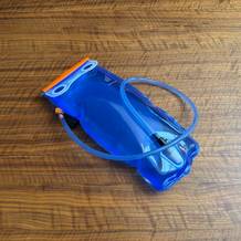 Der gefüllte Beutel der Deuter Streamer 3.0 l liegt auf einem Tisch