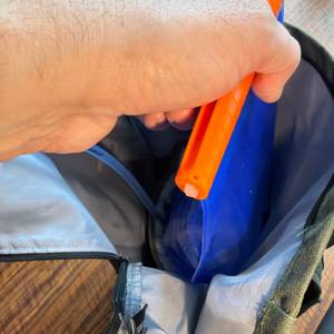 Der Beutel der Deuter Streamer 3.0 l wird in einen Rucksack gelegt