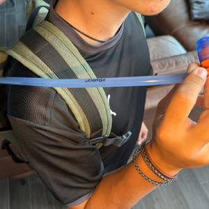 Eine Hand hält das Mundstück der Deuter Streamer 3.0 l fest