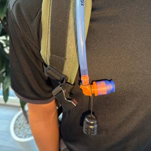 Das Mundstück der Deuter Streamer 3.0 l hängt an einem Rucksack