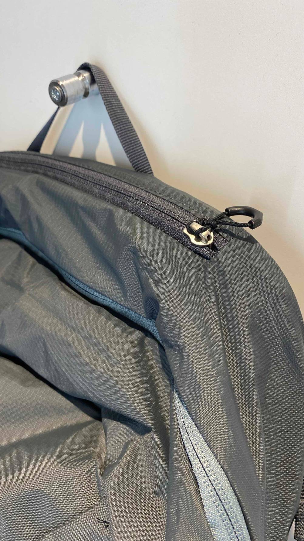 Deuter-Wanderrucksack getestet: Nahaufnahme des Reisverschlusszippers oben am Rucksack.