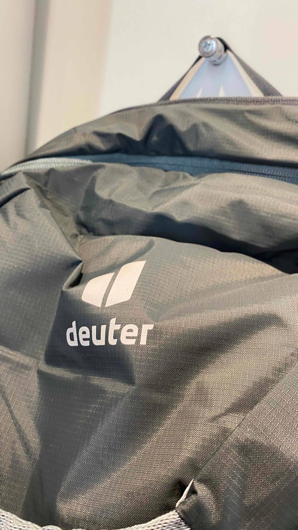 Nahaufnahme des Logos auf einem Deuter-Wanderrucksack im Test.