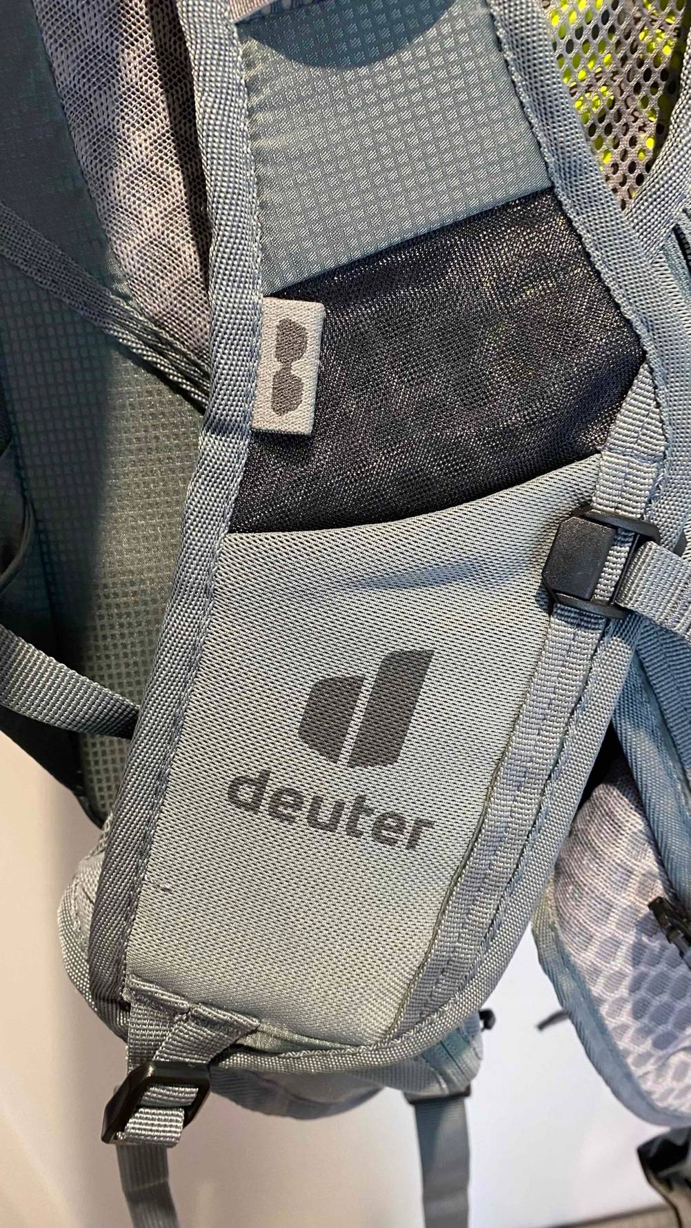 Nahaufnahme des Logos auf einem Träger des getesteten Deuter-Wanderrucksackes.