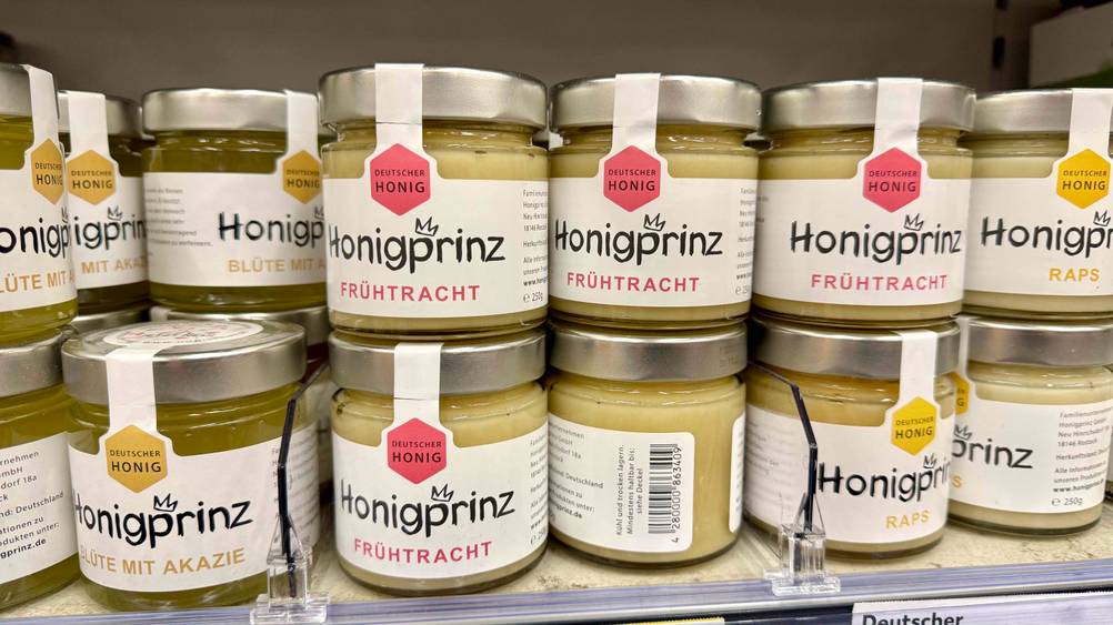 Mehrere Gläser des getesteten deutschen Honigs in einem Verkaufsregal.