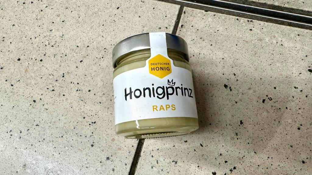 Im Test: Honigprinz Raps im Glas liegt auf dem Boden.