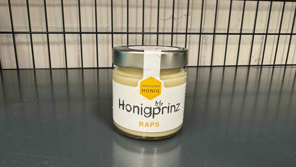 Auf einem Verkaufsregal steht ein Glas mit Raps-Honigprinz im Test.