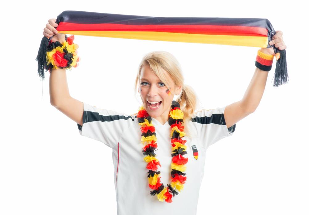 Eine Frau im Deutschland-Trikot hält einen dünnen Deutschland-Schal hoch.