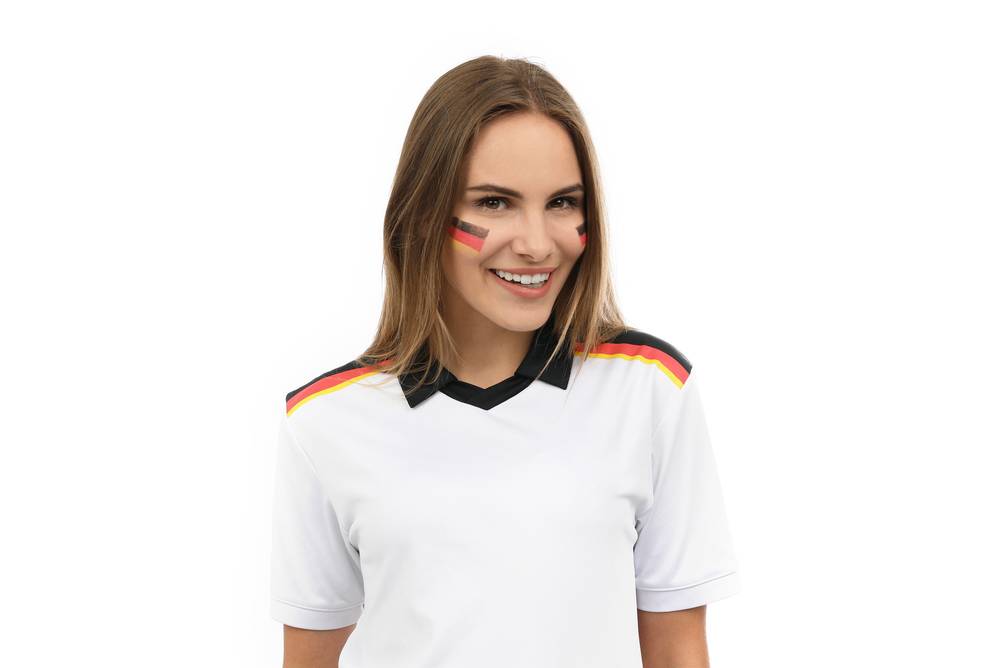 Eine Frau in einem schlichten Deutschland-Trikot.