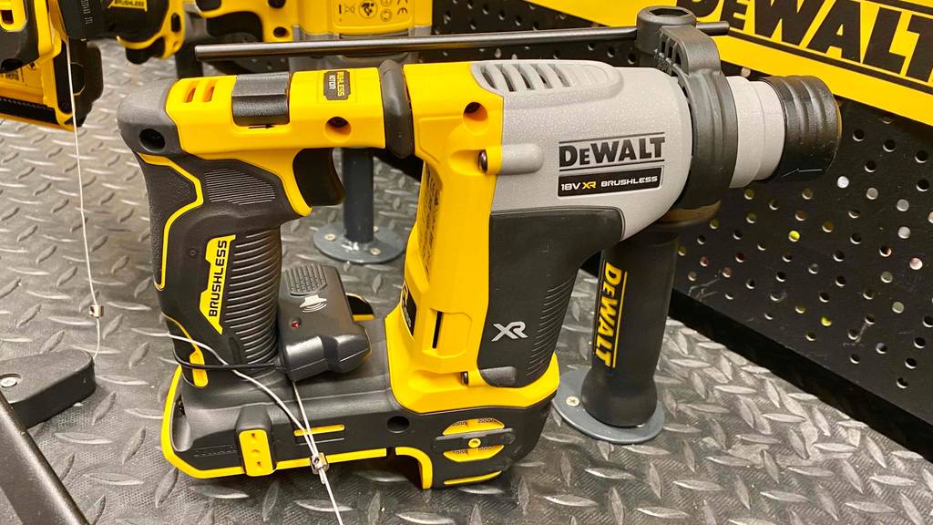 Im Test: Kombihammer von Dewalt steht auf einer Alufläche.
