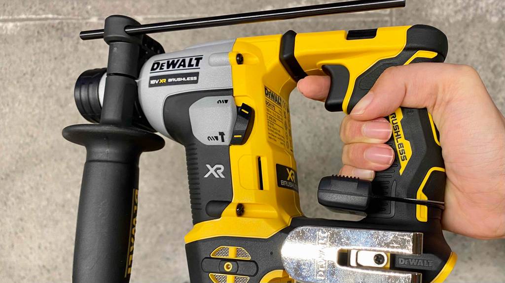 Eine Hand testet die Grifffähigkeit eines Dewalt Kombihammers.