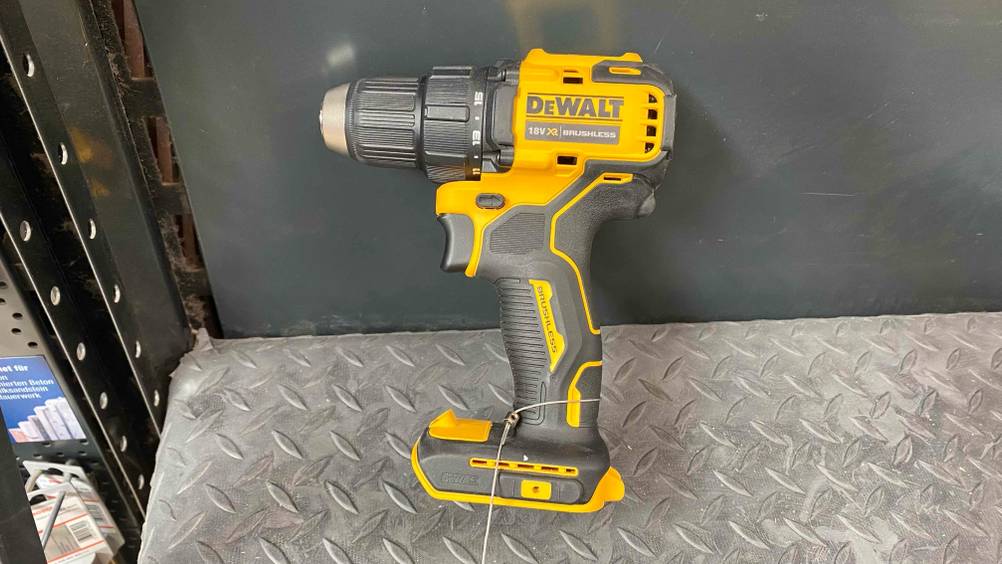 DeWalt-Akkuschrauber getestet: Ein Gerät lehnt an einer dunklen Wand.