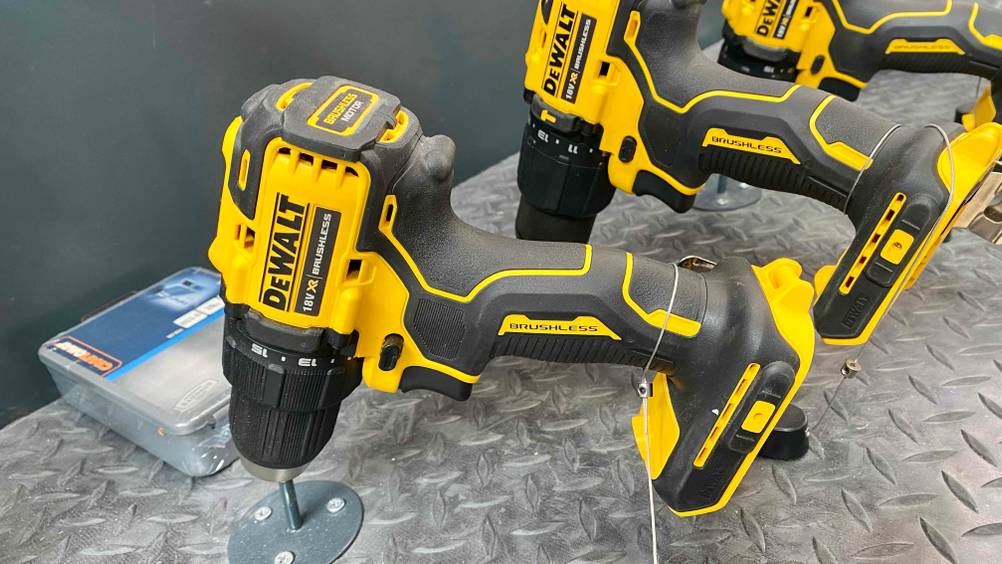 Ein getesteter DeWalt-Akkuschrauber von der Seite in einem Verkaufsregal befestigt.