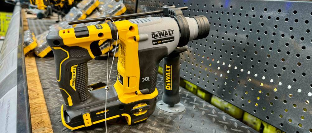 Getestet: Ein Dewalt-Bohrhammer von der Seite auf einem Verkaufsregal.