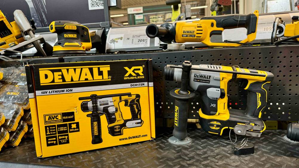 Dewalt-Bohrhammer getestet: Ein Gerät von der Seite neben seiner Verpackung auf einem Regal in einem Baumarkt.