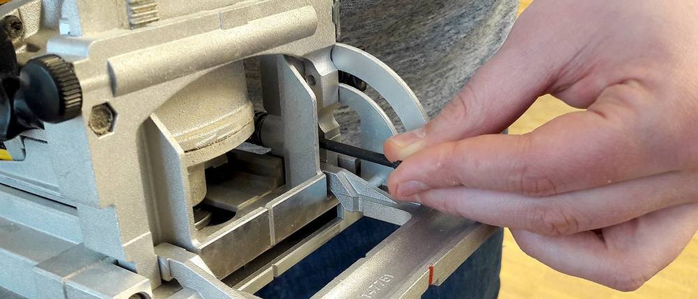 Dübelfräse DeWalt DW682K Tiefeneinstellung mit Inbus einstellen