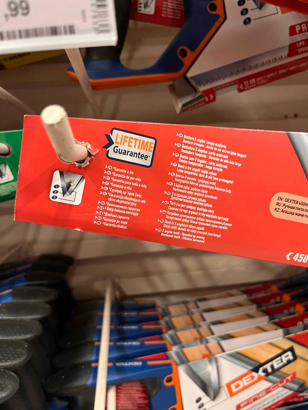 Detailaufnahme der roten Verpackung mit Informationen zur getesteten Gehrungssäge von Dexter.